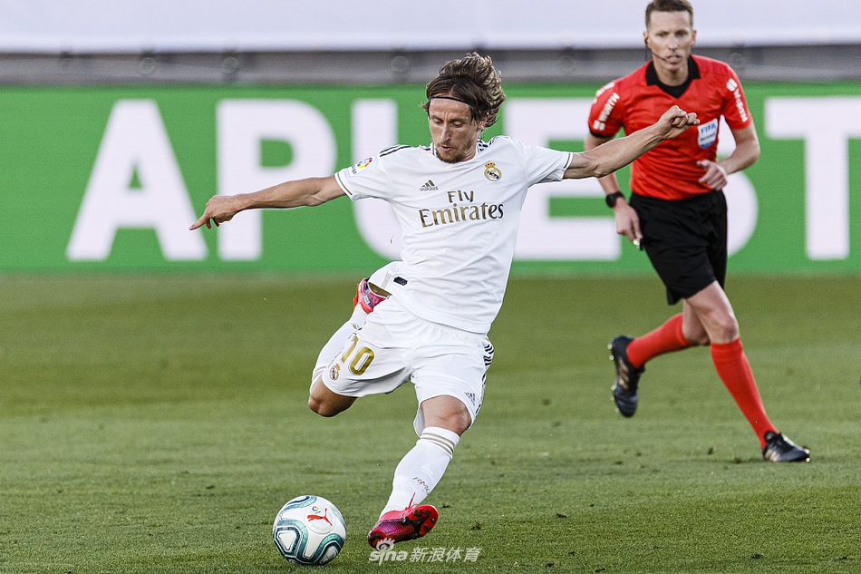 [西甲]皇马2-1比利亚雷亚尔 豪取10连胜夺冠