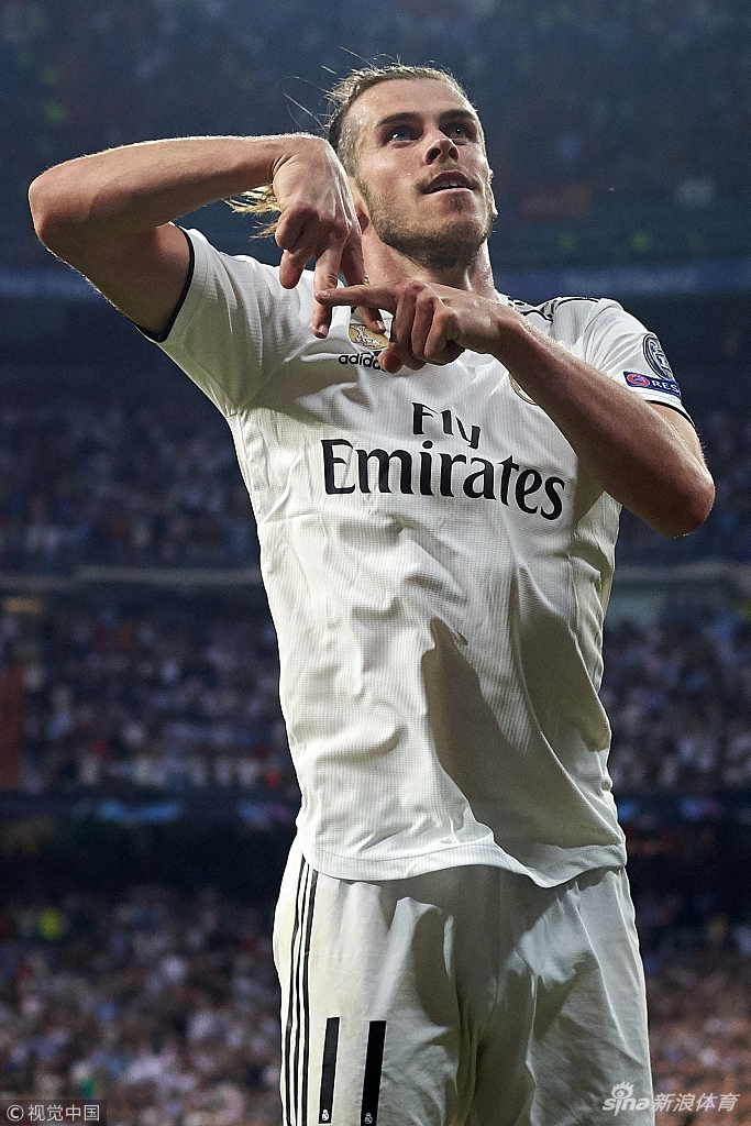 大圣摆出“A”字造型