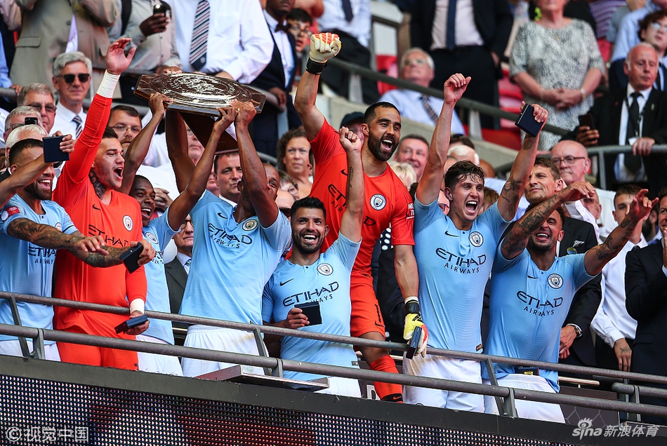 蓝月亮社区盾捧杯