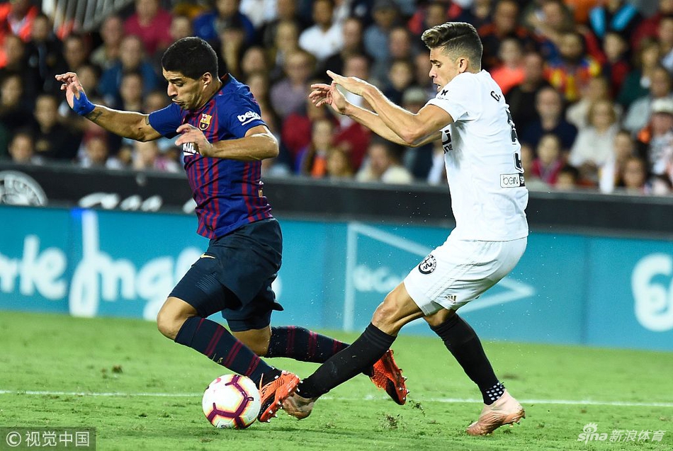 苏亚雷斯禁区摔倒未判