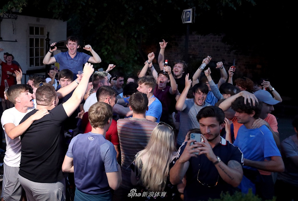 终于等到30年后的这一天！利物浦彻底疯狂