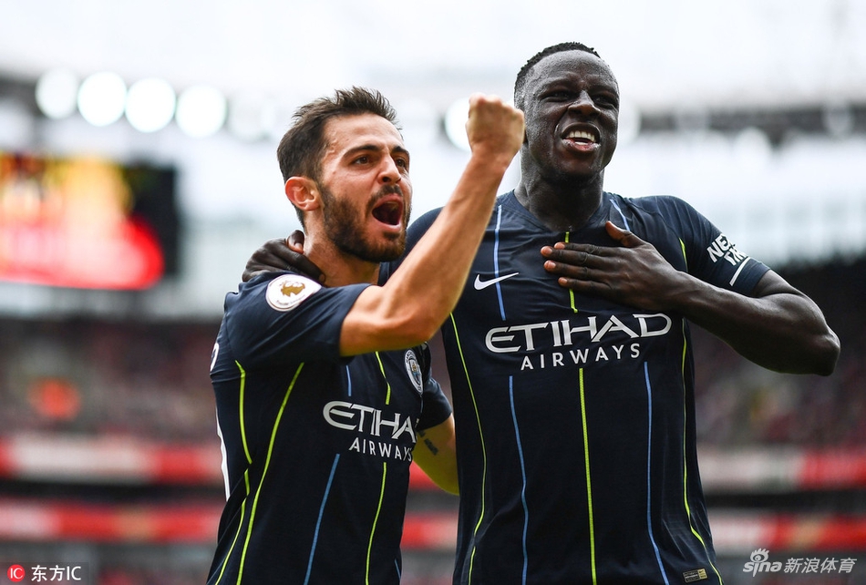 B席门迪挥拳庆祝