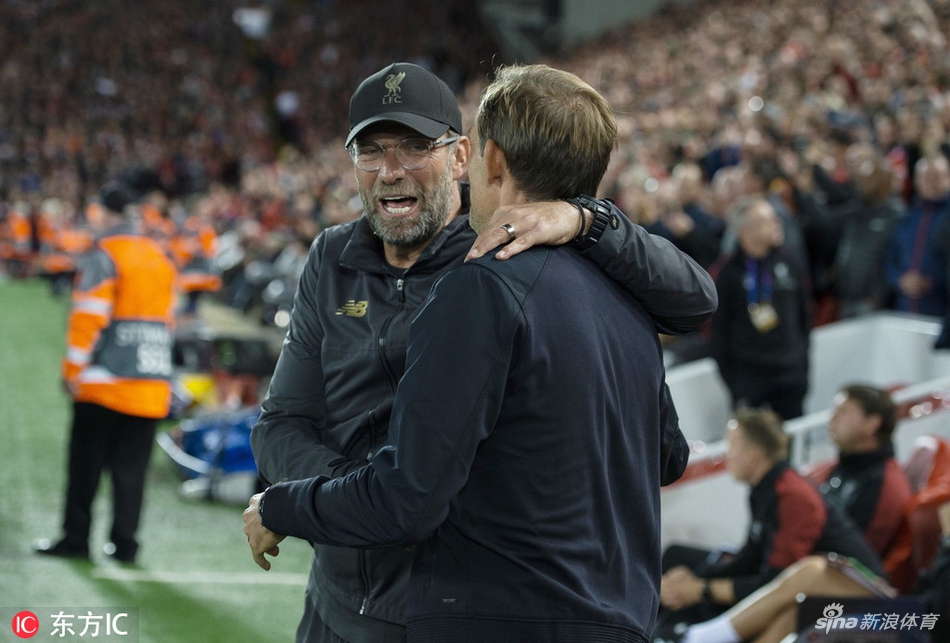 克洛普图赫尔相互致意