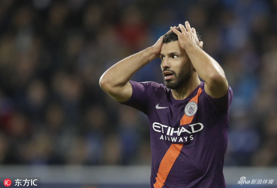 阿奎罗抱头悔恨