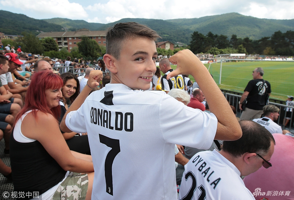 小球迷炫耀C罗秋衣
