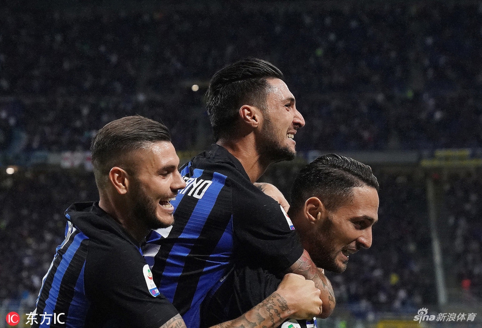 国米众将抱作一团