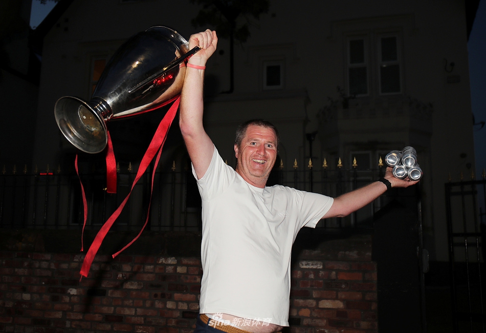 终于等到30年后的这一天！利物浦彻底疯狂