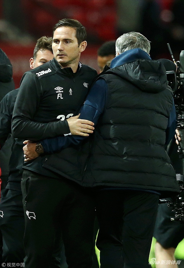 兰帕德拥抱昔日恩师