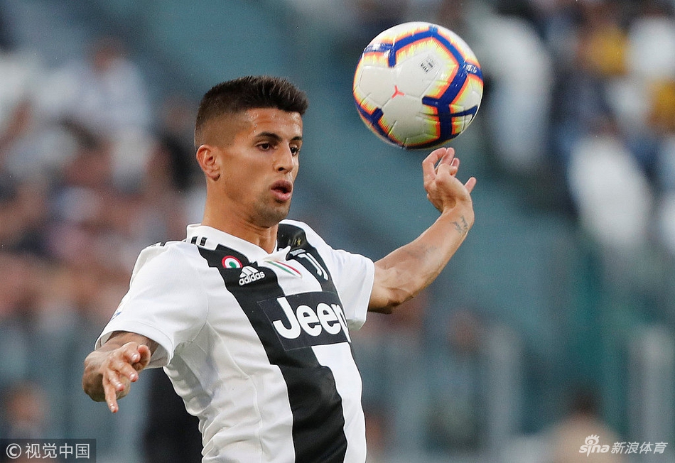 坎塞洛胸部停球