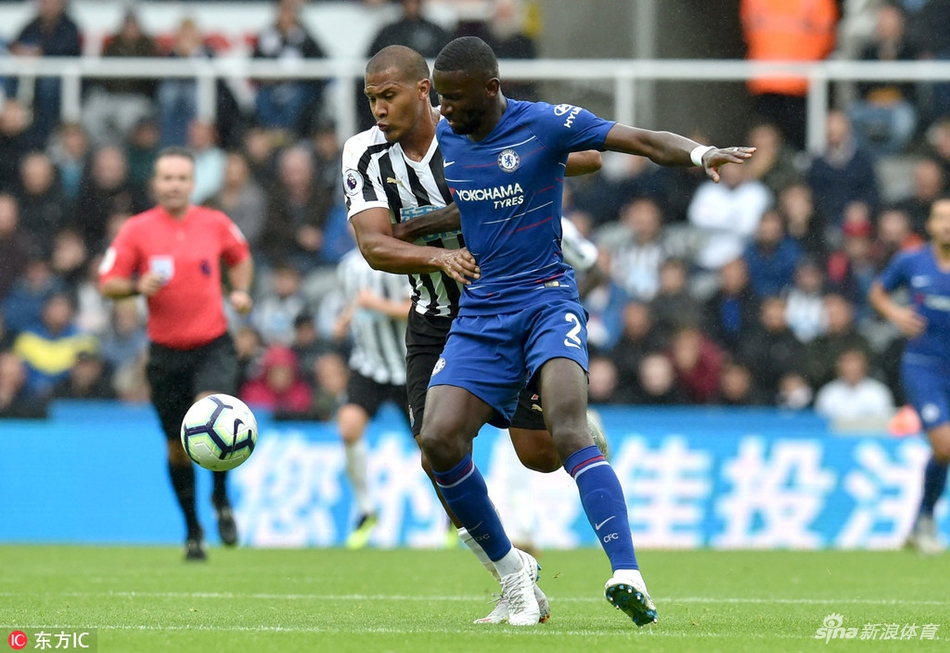 吕迪格卡住身位