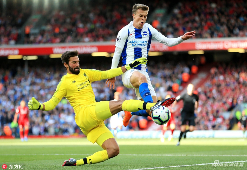 门将阿利松冒险出击