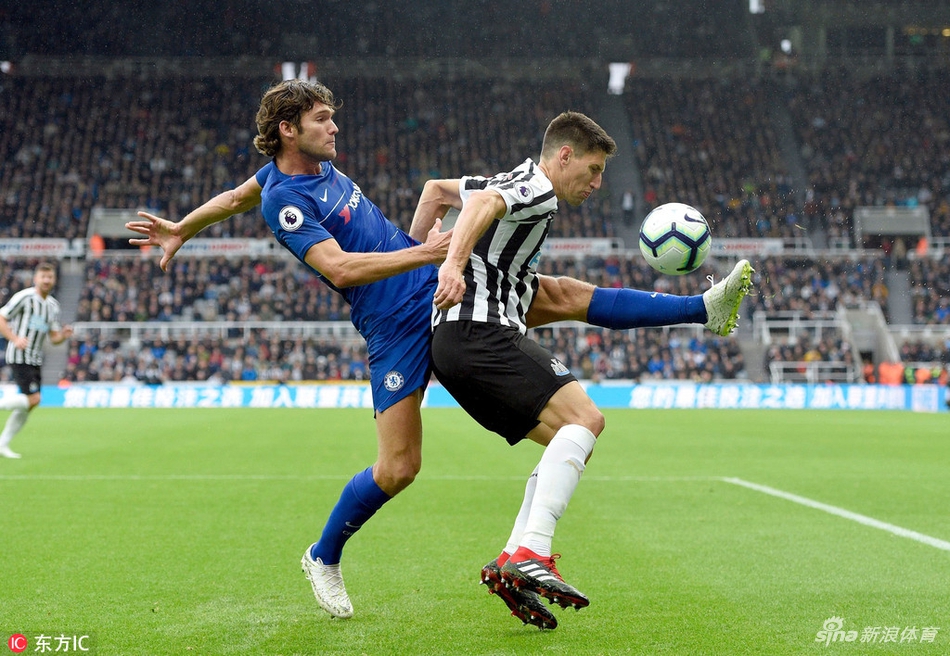 阿隆索伸腿干扰