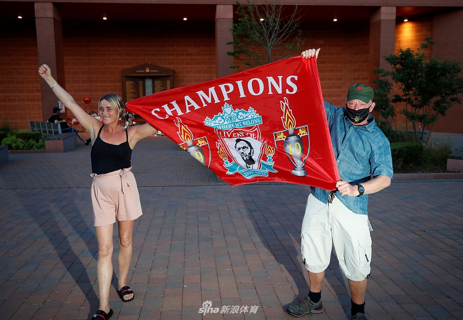 终于等到30年后的这一天！利物浦彻底疯狂