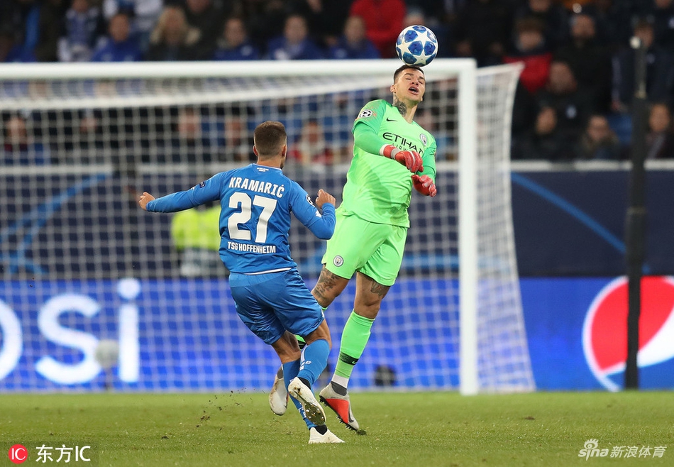 埃德森出击头球解围