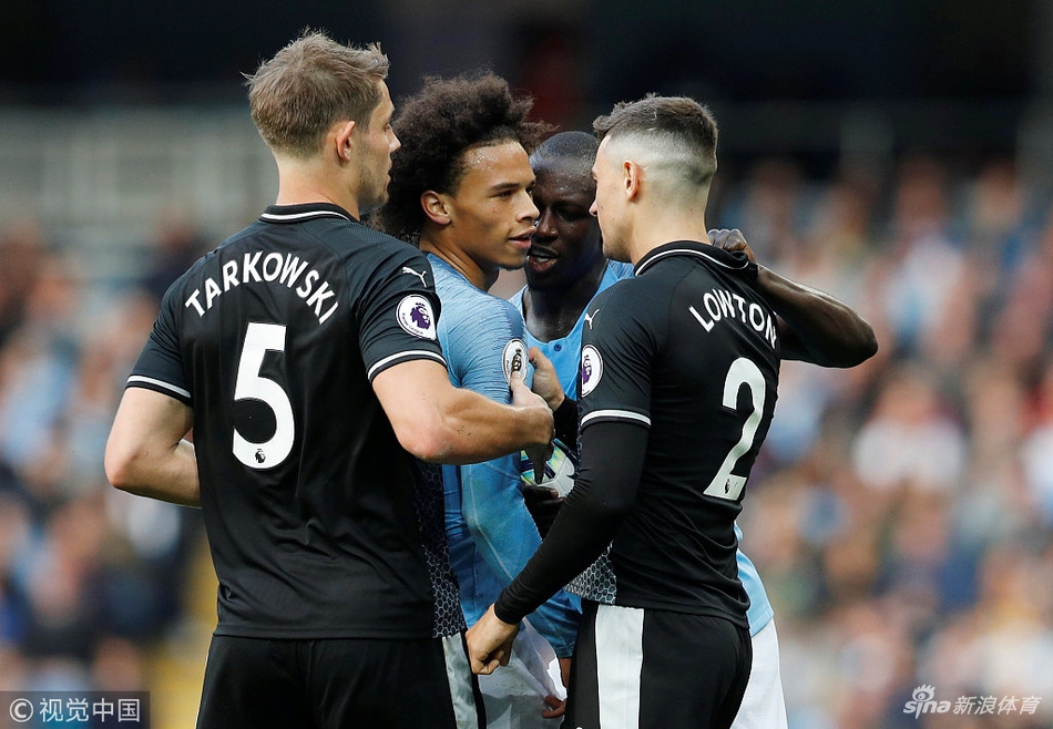 萨内和对方球员冲突