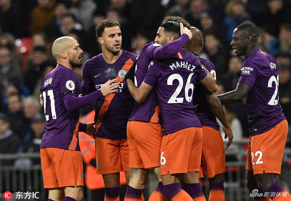 曼城众将上前祝贺