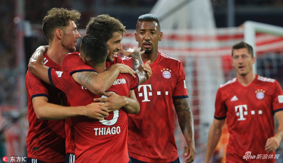 拜仁众将庆祝进球