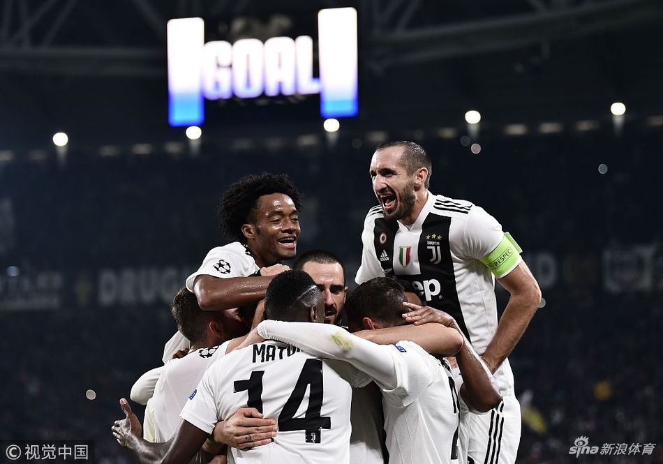 尤文众将上前祝贺