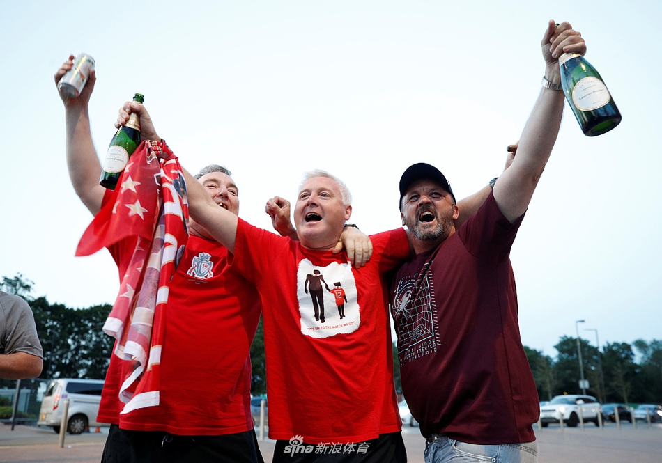 终于等到30年后的这一天！利物浦彻底疯狂