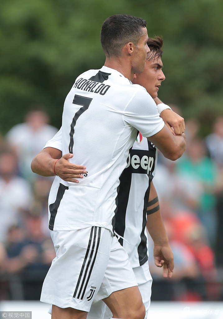 与迪巴拉相拥庆祝