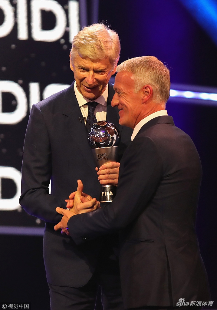 温格为德尚颁奖