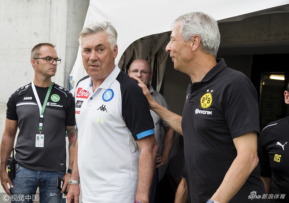 双方主帅赛前寒暄