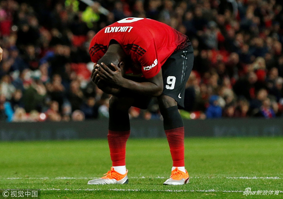 卢卡库绝望抱头