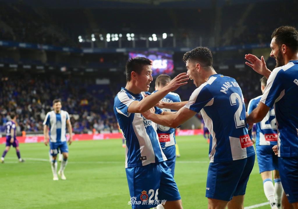 武磊与队友相拥庆祝