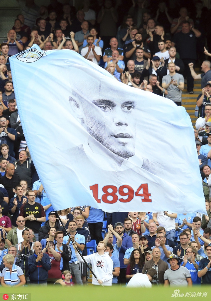 球迷高举孔帕尼1894