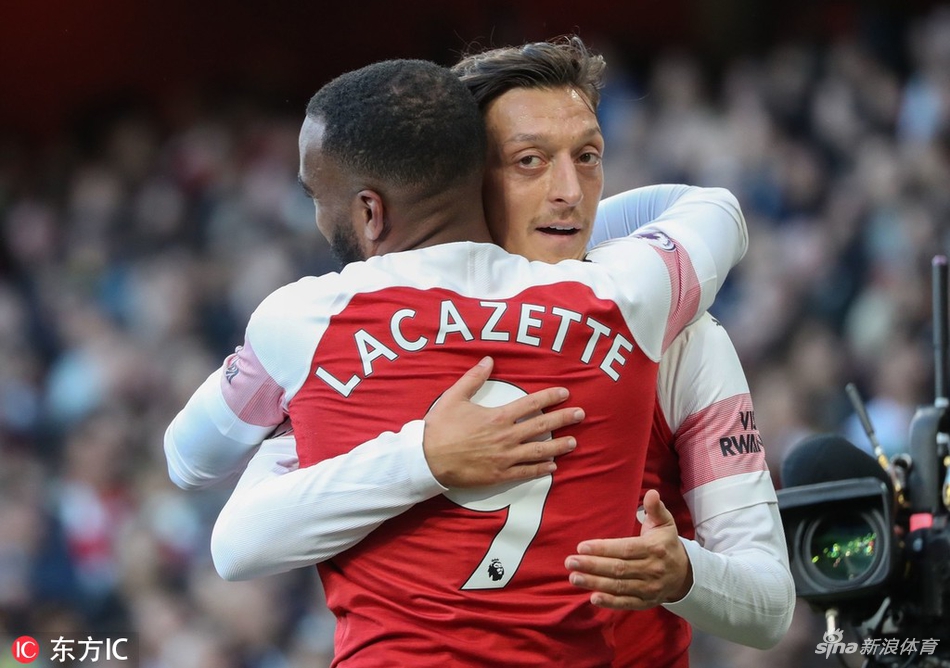 厄齐尔拥抱进球功臣