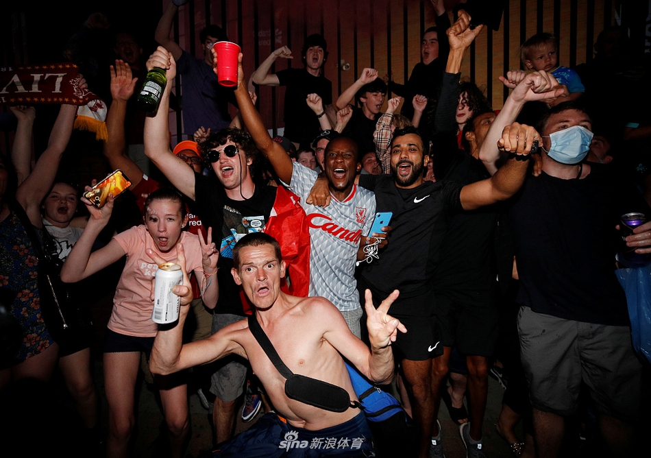 终于等到30年后的这一天！利物浦彻底疯狂