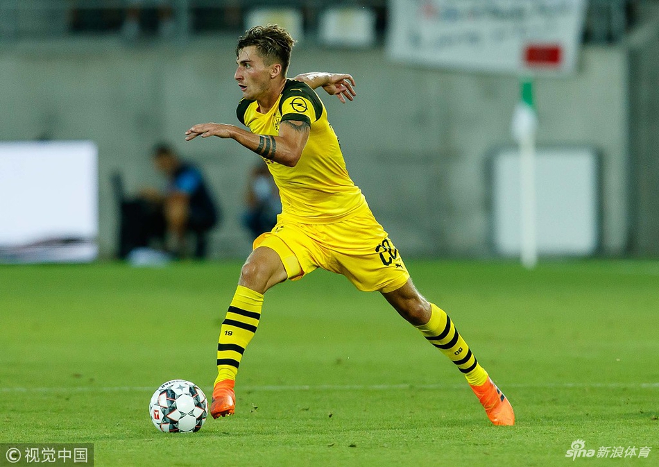 菲利普带球突进