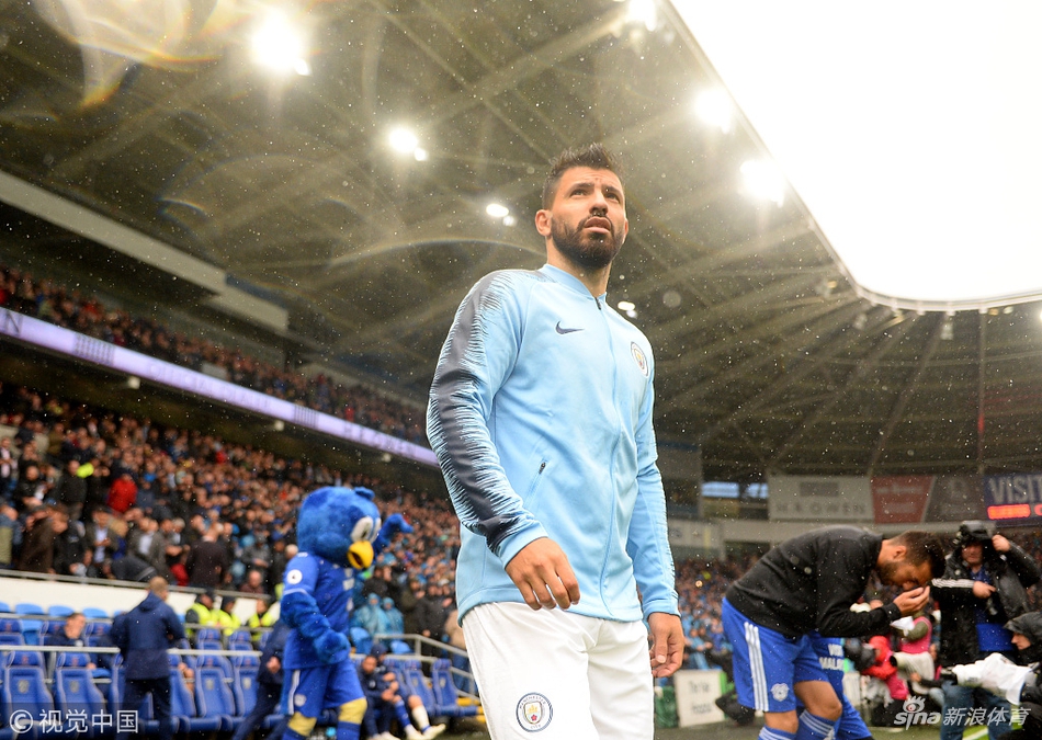 阿奎罗中场特写