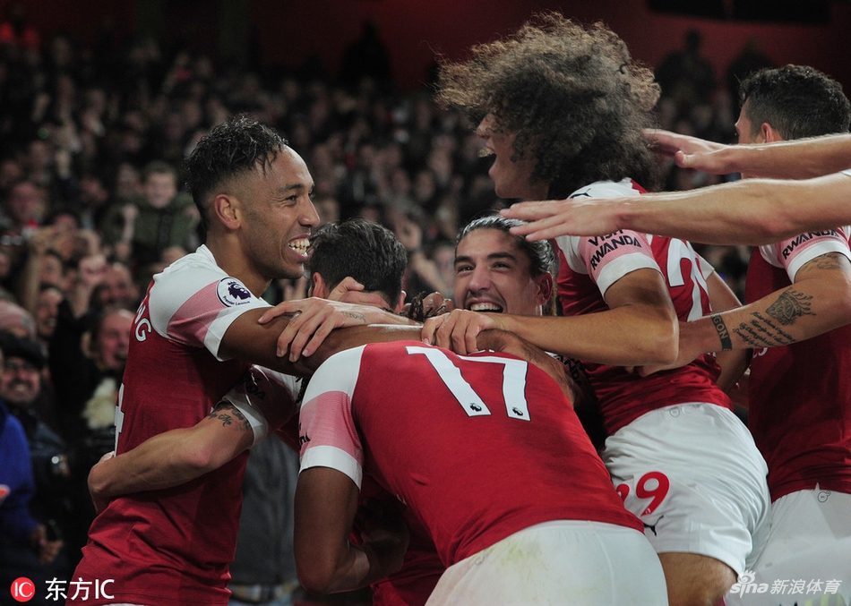 众将上前祝贺美羊羊