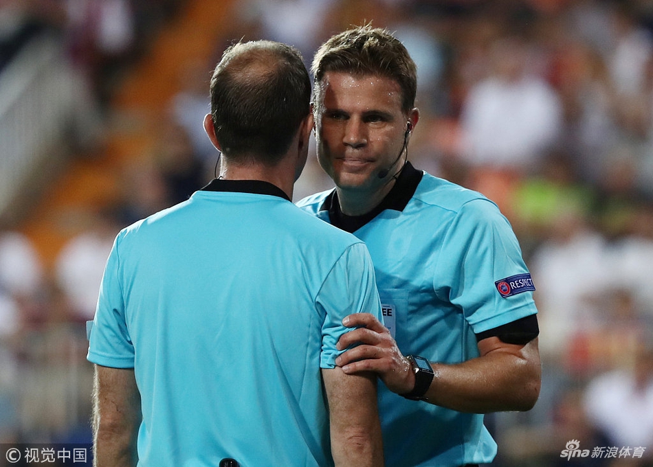 底线裁判提示主裁