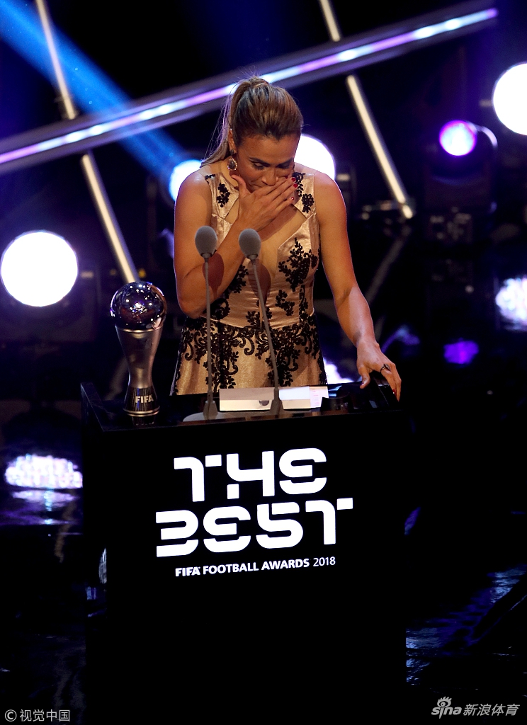 致辞中途一度哽咽