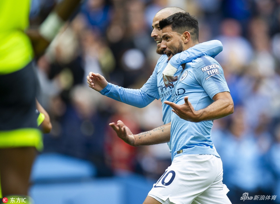 阿奎罗与队友庆祝