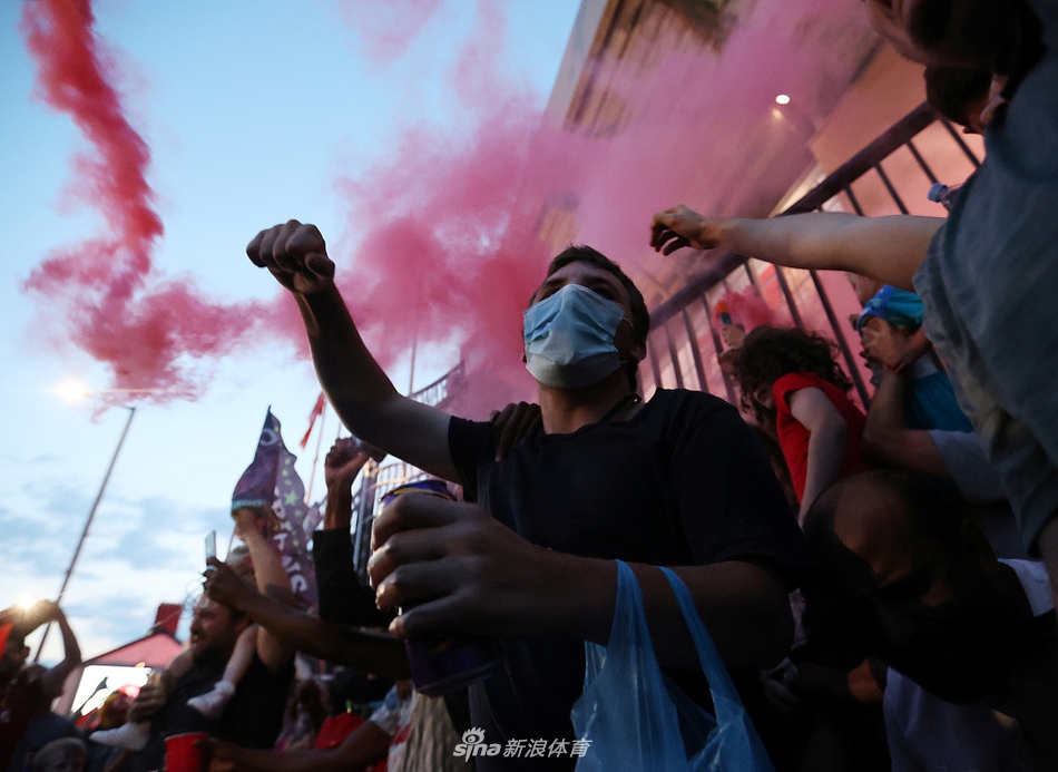 终于等到30年后的这一天！利物浦彻底疯狂