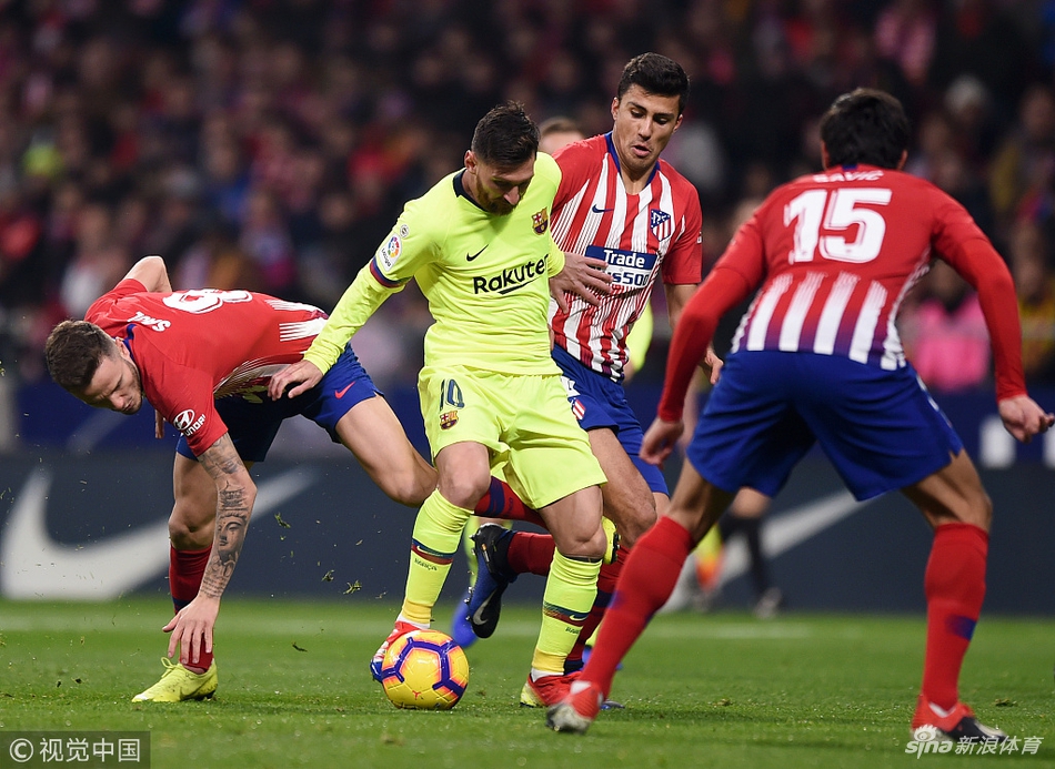 梅西陷入重重包围