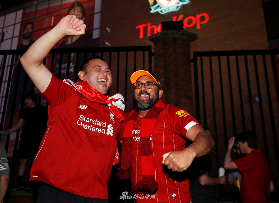 终于等到30年后的这一天！利物浦彻底疯狂