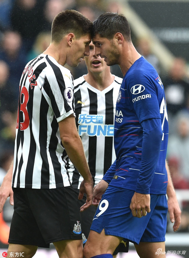 莫拉塔与对手“顶牛”