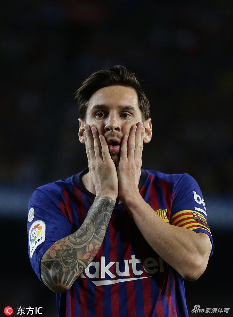 梅西捂脸萌萌的