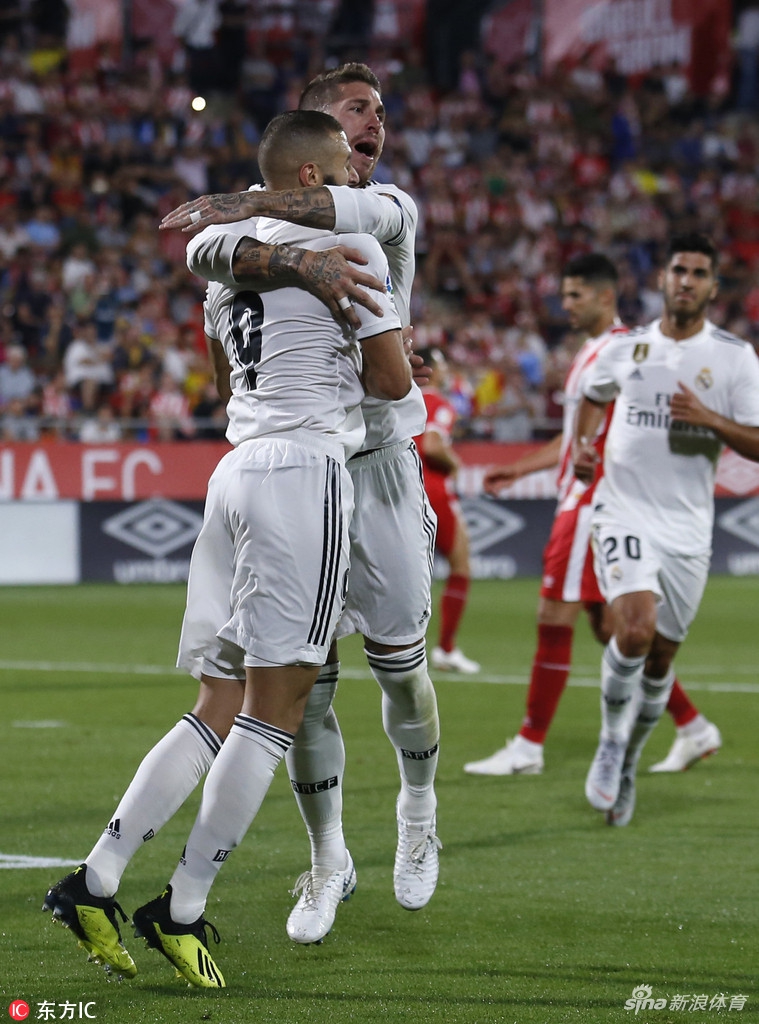 拉莫斯本泽马抱在一起