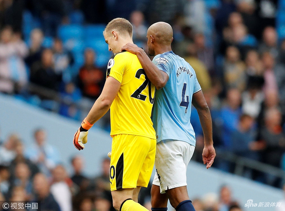 赛后孔帕尼安慰哈特