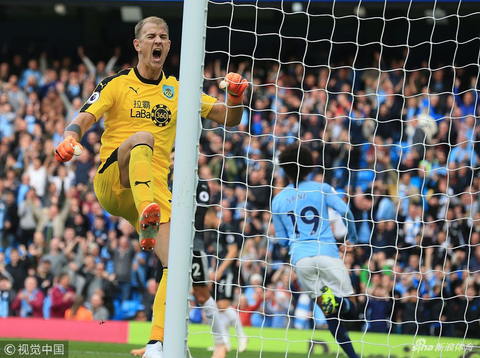 哈特气的踹门柱