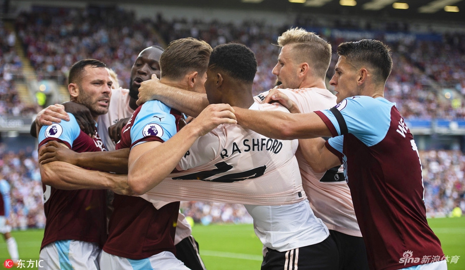 拉什福德与对手撕扯