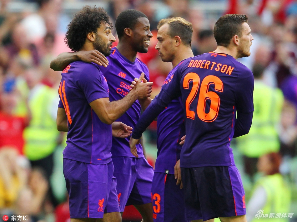 萨拉赫与队友庆祝进球