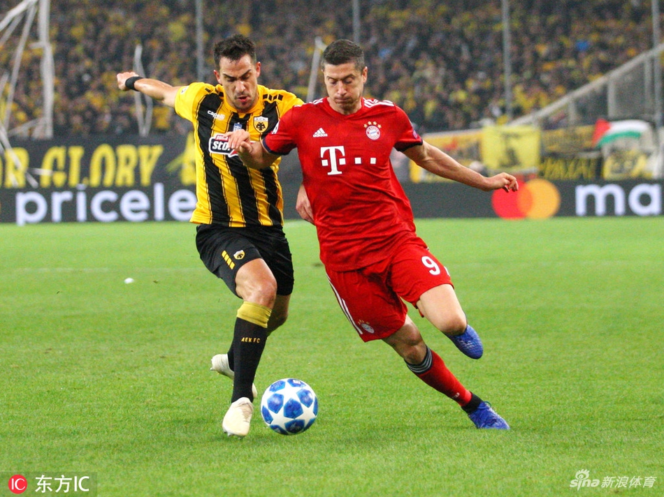 莱万奋力卡住身位