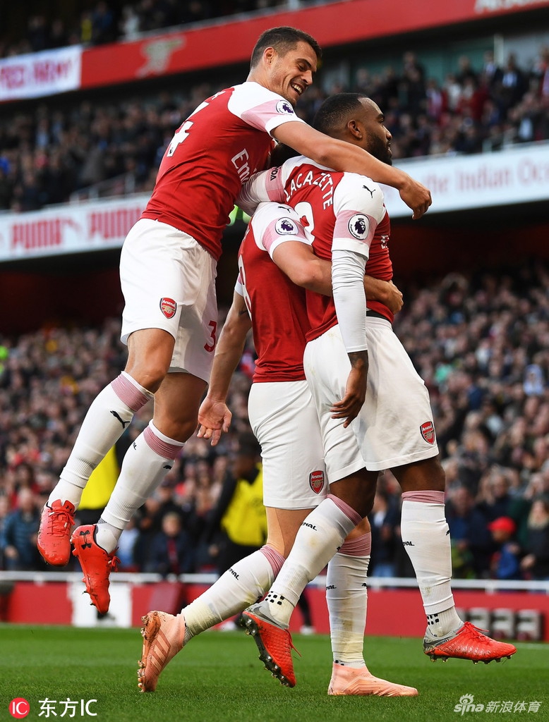 拉卡泽特接受球迷欢呼