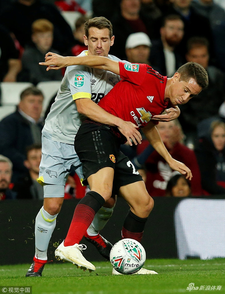 埃雷拉与对手纠缠